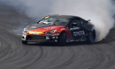 Фредрик Аасбо дрифтит по дороге Клиффсайд